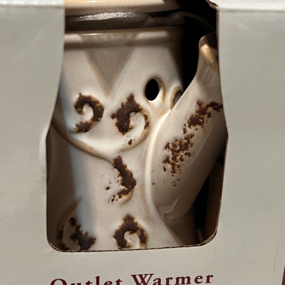 TUSCANY CANDLE Outlet Wax Warmer Watering Can & Sugar Plum Fragrance Melts - Picture 4 of 8